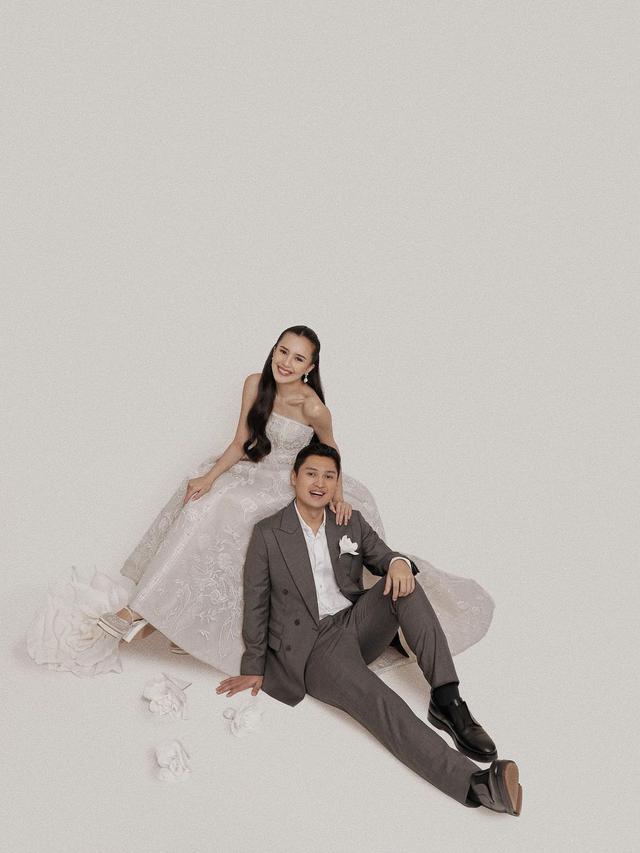 10 Potret Prewedding Beby Tsabina dan Rizki Natakusumah yang Pancarkan Aura Ningrat, Kenakan Busana Jawa hingga Casual Look di Korea