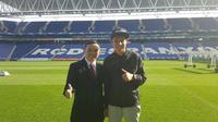 Evan Dimas Darmono berpose bersama Direktur ITPC Barcelona, Deden MUhammad, di Stadion RCD Espanyol.
