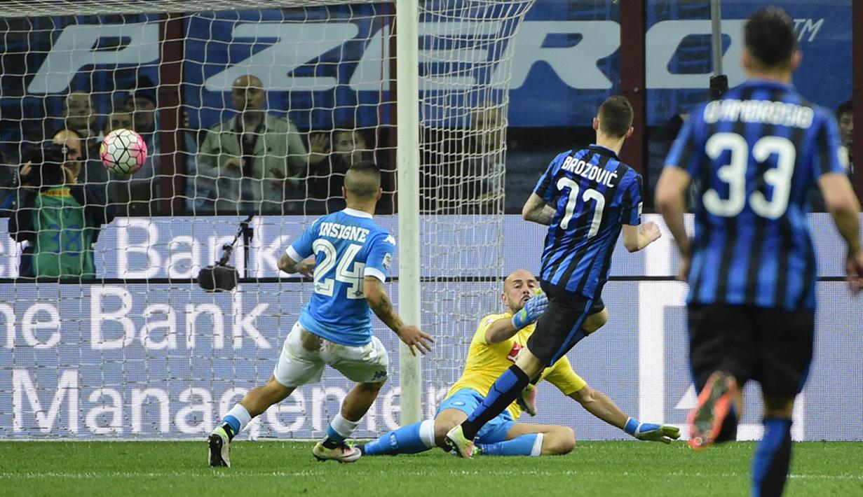 Pemain Inter Milan, Marcelo Brozovic, saat mencetak gol kedua ke gawang Napoli pada lanjutan Serie A Italia di Stadion Giuseppe Meazza, Milan, Minggu (17/4/2016) dini hari WIB. (AFP/Olivier Morin)