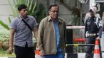 Terpidana kasus korupsi e-KTP Irman (kanan) tiba di Gedung KPK, Jakarta, Kamis (12/12/2019). Mantan Dirjen Dukcapil Kemendagri tersebut diperiksa untuk pengembangan kasus korupsi proyek pengadaan e-KTP. (merdeka.com/Dwi Narwoko)