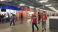 Stadion Nasional Singapura dilengkapi dengan berbagai kedai makanan dan minuman. (Bola.com/Zulfirdaus Harahap)