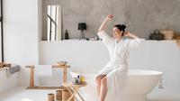 Ilustrasi wanita menikmati suasana kamar mandi yang nyaman. (Shutterstock/Inside Creative House)