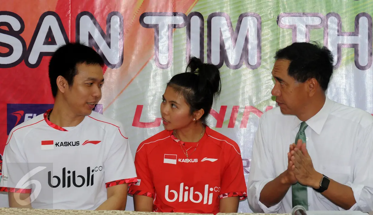Kapten tim Thomas Indonesia, Hendra Setiawan (kiri) berbincang dengan Greysia Polii saat memberikan keterangan usai pelepasan di Pelatnas PBSI, Jakarta, Senin (9/5). Piala Thomas/Uber akan dihelat di Kunshan, Tiongkok. (Liputan6.com/Helmi Fithriansyah)