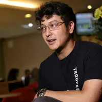 Salah satu pemeran utama dalam film London Love Story menceritakan kisahanya saat menjalani syuting di London dan Swiss. Dimas Anggara menceritakan pengalaman selama menjalani syuting dalam cuaca dingin. (Nurwahyunan/Bintang.com)