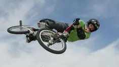 Aksi legenda freestyles sepeda BMX, Dave Mirra pada "T-Mobile Ramps and Amps Invitational" di New York City, 19 Juli 2003. Pria 41 tahun itu ditemukan dalam mobilnya di Greenville dengan luka tembak di kepala pada Kamis (4/2/16). (Mark Mainz/Getty Images)