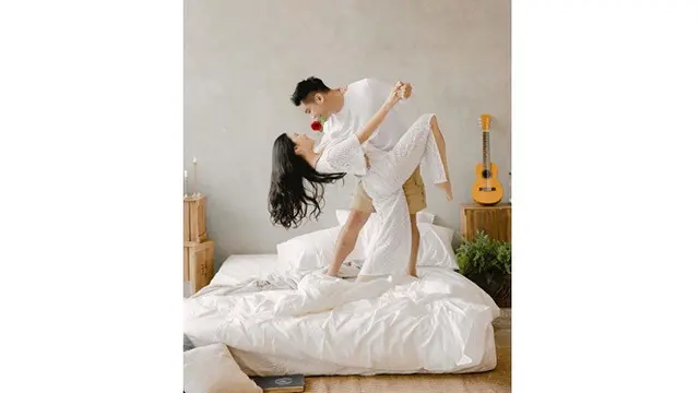 6 Foto Prewedding Boy William dan Karen di Paris, Berdansa Mesra