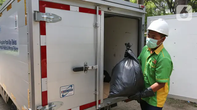 Melihat Proses Daur Ulang Popok Bayi Bekas Pakai