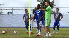 Pelatih Persib Bandung, Miljan Radovic saat memberi arahan dalam sesi latihan di lapangan SPOrT Arcamanik, Bandung, Kamis (31/1/2019). (Bola.com/Erwin Snaz)