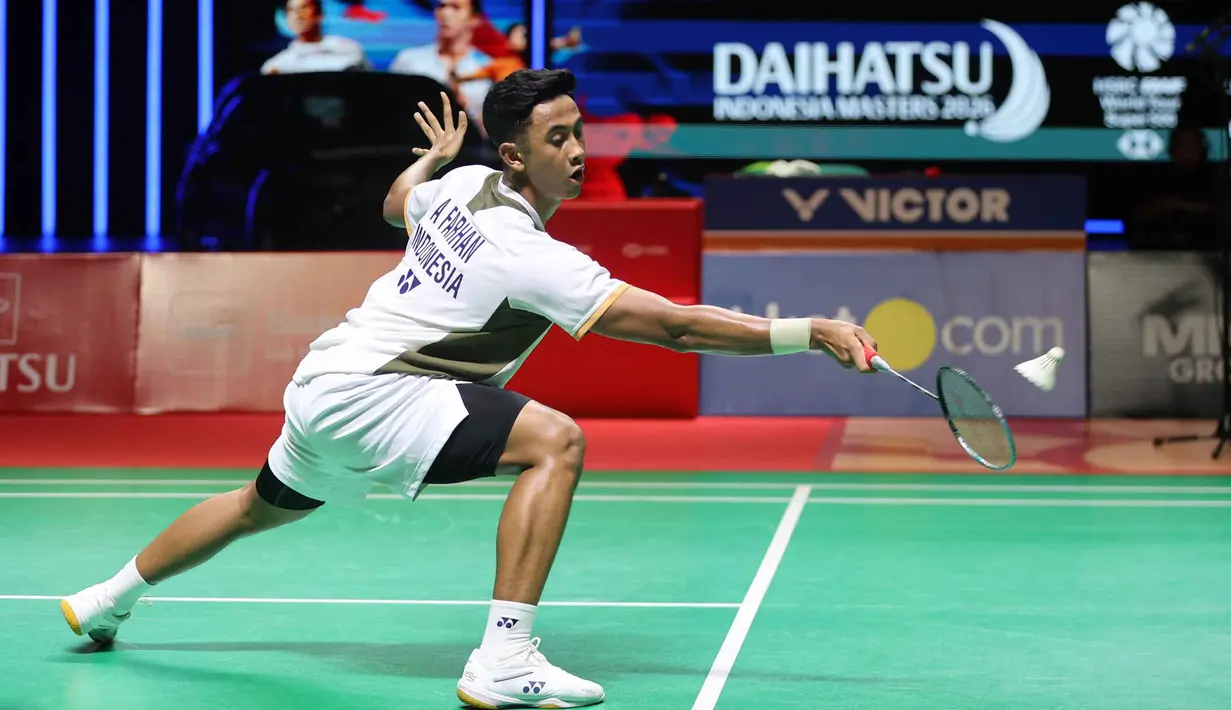 Bertanding di semifinal Indonesia Masters 2026, Alwi Farhan sukses membungkam perlawanan wakil Taiwan, Chi Yu Jen, dua set langsung dengan skor telak 21-11 dan 21-12. Tampak dalam foto, pebulu tangkis tunggal putra Indonesia, Alwi Farhan saat bertanding melawan wakil Taiwan, Chi Yu Jen pada babak semifinal Indonesia Masters 2026 di Istora Gelora Bung Karno, Senayan, Jakarta, Sabtu (24/1/2026). (Bola.com/M Iqbal Ichsan)