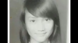 Melody Laksani sudah memiliki paras cantik saat masih SD. Foto Melody di pas foto ini berhasil curi perhatian. Senyum manis Melody saat kecil ini sukses bikin warganet terpesona. (Liputan6.com/IG/melodylaksani92)