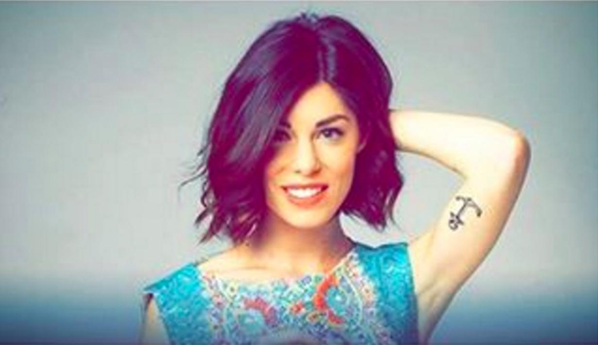 Bianca Atzei adalah seorang penyanyi pop. (Bola.com/Instagram)