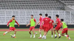 Laga perdana Skuad Garuda di ajang FIFA Series 2026 akan digelar di Stadion Utama Gelora Bung Karno, Jakarta, pada Jumat (27/3/2026). Tampak dalam foto, para pemain Timnas Indonesia menggelar sesi latihan resmi jelang melawan Saint Kitts and Nevis pada laga perdana FIFA Series 2026 di Stadion Madya, Kompleks Gelora Bung Karno, Jakarta, Kamis (26/3/2026). (Bola.com/M Iqbal Ichsan)