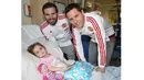 Juan Mata dan Ander Herrera merayakan natal bersama Manchester United Foundation dengan mengunjungi Rumah Sakit Royal Manchester Children. (www.manutd.com)