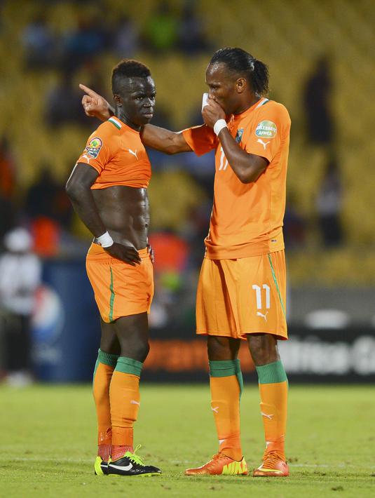 Didier Drogba (kanan) bersama Cheick Tiote saat berseragam Pantai gading pada laga Piala Afrika melawan Nigeria di Royal Bafokeng Stadium, Rustenburg, Afrika Selatan, (03/2/2013). (EPA/Barry Aldworth)
