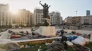 Kementerian Kesehatan Lebanon, pada Jumat 6 Maret 2026, melaporkan bahwa sedikitnya 123 orang tewas akibat rentetan serangan terbaru Israel terhadap negara tersebut. Tampak dalam foto, para pengungsi yang melarikan diri dari serangan udara Israel di Dahiyeh, pinggiran selatan Beirut, tidur di Lapangan Martir di pusat kota Beirut, Lebanon, Sabtu 7 Maret 2026. (AP Photo/Bilal Hussein)