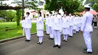 Tim Pancasila Sakti bersiap menjalankan tugasnya dalam Upacara Penurunan Bendera Negara Sang Merah Putih di halaman Istana Merdeka, Rabub (17/8/2022) sore.