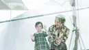 Salah satunya saat Brielle mengenakan dress tartan hijau berkerah lace. Tampilannya semakin menggemaskan dengan rambut dikuncir dan sepatu putih [@julstelle]