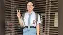 <p>Vicky Shu tampil bak siswi cupu dengan seragam rapi yang dimasukan lengkap dengan dasi dan sabuk hitamnya. Ia juga membawa backpack, topi, kacamata besar, dan kaos kaki panjang putih dengan sepatu hitamnya. (Instagram/vickyshu)</p>