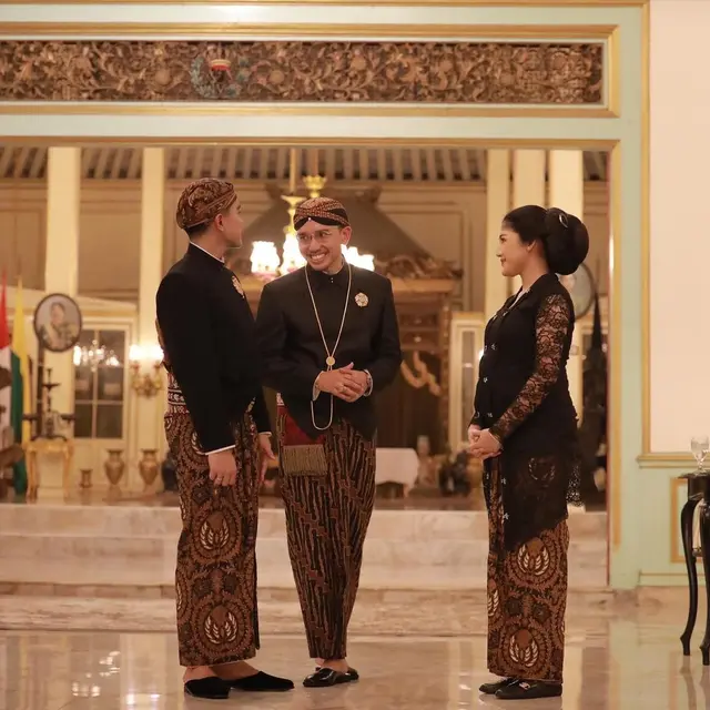 Erina Gudono tampil anggun saat peringatan 1 Suro (Instagram/erinagudono)