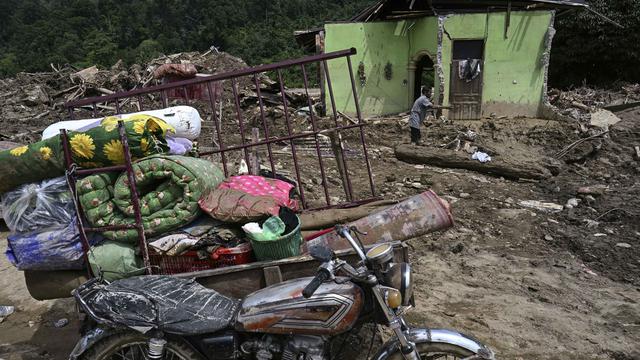 Banjir Bandang Sumatra: Kayu Gelondongan dan Lumpur Tutup Permukiman Warga di Garoga Sumatera Utara