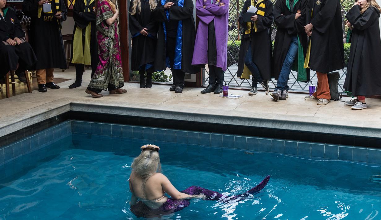 Seorang wanita mengenakan kostum putri duyung menyambut siswa dari School of Magic and Witchcraft di kastil di wiliyah pegunungan Campos do Jordao, Brasil (20/8). (AFP Photo/Nelson Almeida)