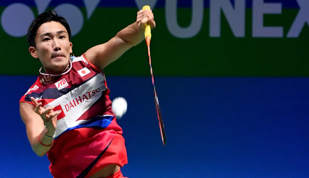 Tunggal putra Jepang, Kento Momota berusaha mengembalikan kok ke tunggal putra Indonesia, Anthony Sinisuka Ginting pada babak perempat final Jepang Terbuka 2019 di Tokyo, Jumat (26/7/2019). Anthony Ginting tersingkir setelah kalah dengan skor 13-21, 22-20 dan 15-21. (TOSHIFUMI KITAMURA/AFP)