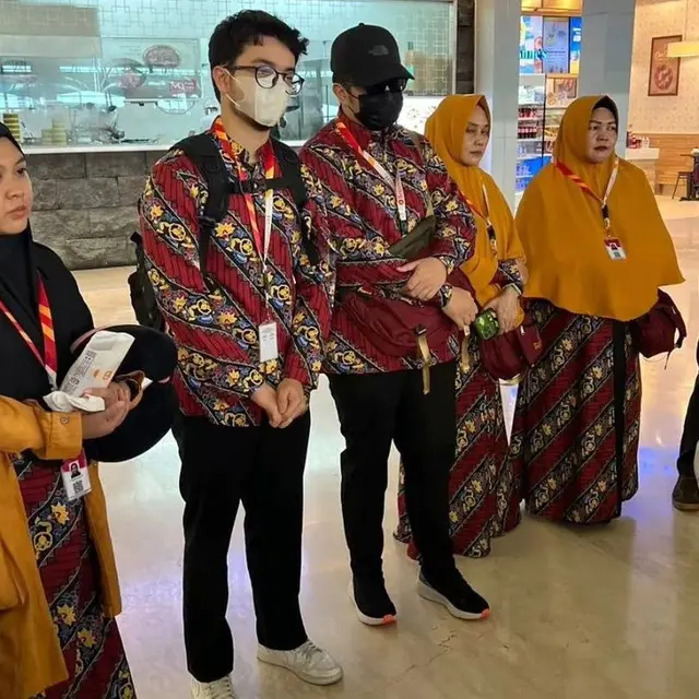 7 Potret Bryan Domani Jalani Ibadah Umroh, Penampilannya Curi Perhatian