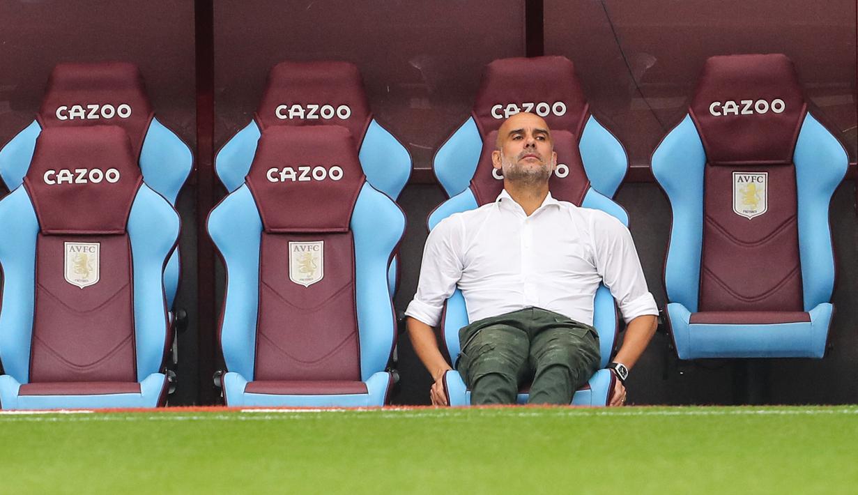 Pelatih Manchester City, Pep Guardiola duduk santai di bangku cadangan saat memantau latihan ringan sebelum laga Aston Villa melawan Manchester City di pekan keenam Liga Inggris 2022/2023. (AFP/Geoff Caddick)