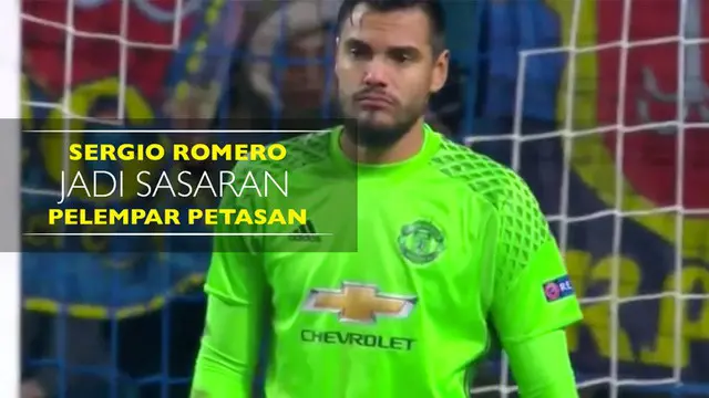 Video Sergio Romero jadi sasaran pelempar petasan saat Manchester United menang 2-0 atas Zorya di Liga Europa, Kamis (8/12/2016).