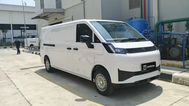 Mobil Farizon V8E yang di buat di Indonesia.