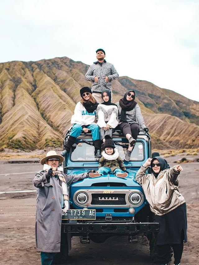 6 Potret Camelia Putri dan Keluarga Liburan Ke Bromo