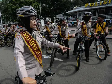 Sejumlah polwan dari Sabhara Polda Metro Jaya sebelum melakukan patroli bersepeda pada hari bebas kendaraan bermotor (HBKB) di Kawasan Bundaran HI Jakarta, Minggu (15/1). (Liputan6.com/Faizal Fanani)