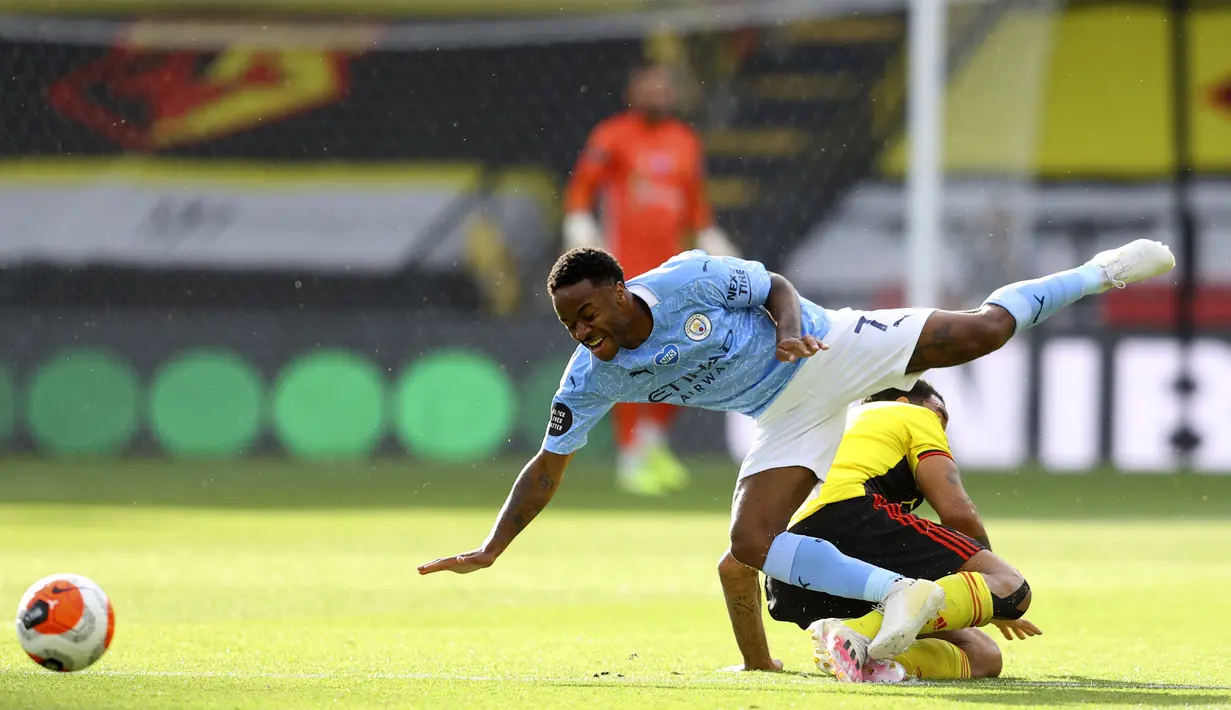 Pemain Manchester City Raheem Sterling  berebut bola dengan pemain Watford Troy Deeney pada lanjutan Liga Premier Inggris di Stadion Vicarage Road, Watford, Inggris, Selasa (21/7/2020). Manchester City menang 4-0. (Richard Heathcote/Pool via AP)