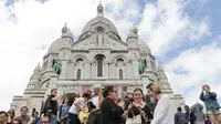 Wisatawan mengunjungi Basilique Montmarte yang terletak di posisi tertinggi Kota Paris, Prancis, Jumat (8/7/2016). (Bola.com/Vitalis Yogi Trisna)