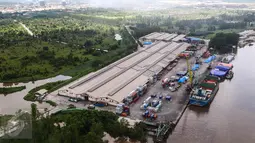 Pandangan udara aktivitas bongkar muat kapal saat bersandar di Pelabuhan PT. Indah Kiat Pulp and Paper, Kabupaten Siak, Riau, Senin (18/07). Pelabuhan tersebut terdiri atas lima dermaga. (Liputan6.com/Fery Pradolo)