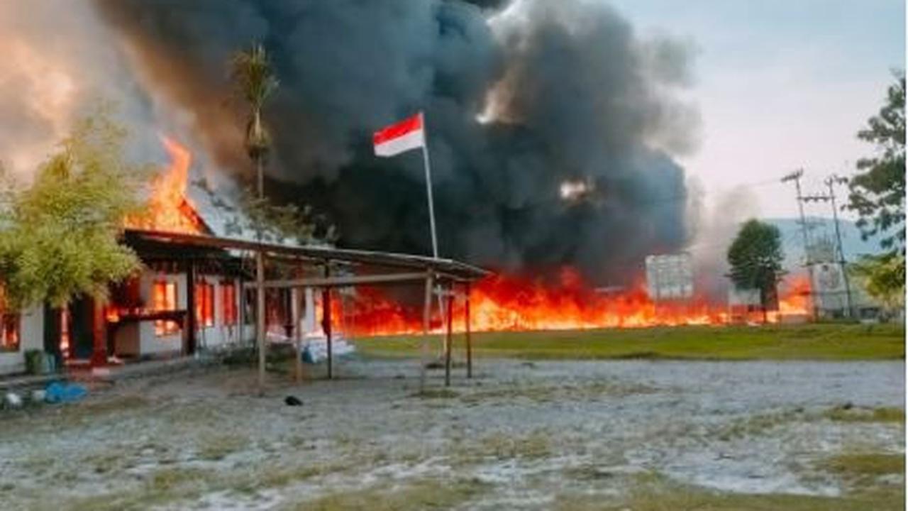 Massa membakar sejumlah kantor pemerintahan mulai dari Gedung Komisi Pemilihan Umum (KPU) hingga DPRD Yalimo, imbas kekecewaan atas hasil sidang Mahkamah Konstitusi (MK) terkait Pilkada Kabupaten Yalimo.