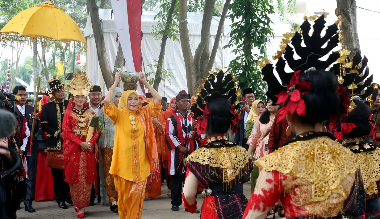 Pasangan Kahiyang Ayu dan Bobby Nasution saat mengikuti prosesi Pesta Adat di Bukti Hijau Regency, Medan, Sabtu, (25/11). Booby Nasution mengenakan busana raja adat berupa Harupa dipadukan kain songket yang bermakna kepemimpinan (Liputan6.com/Johan Tallo)