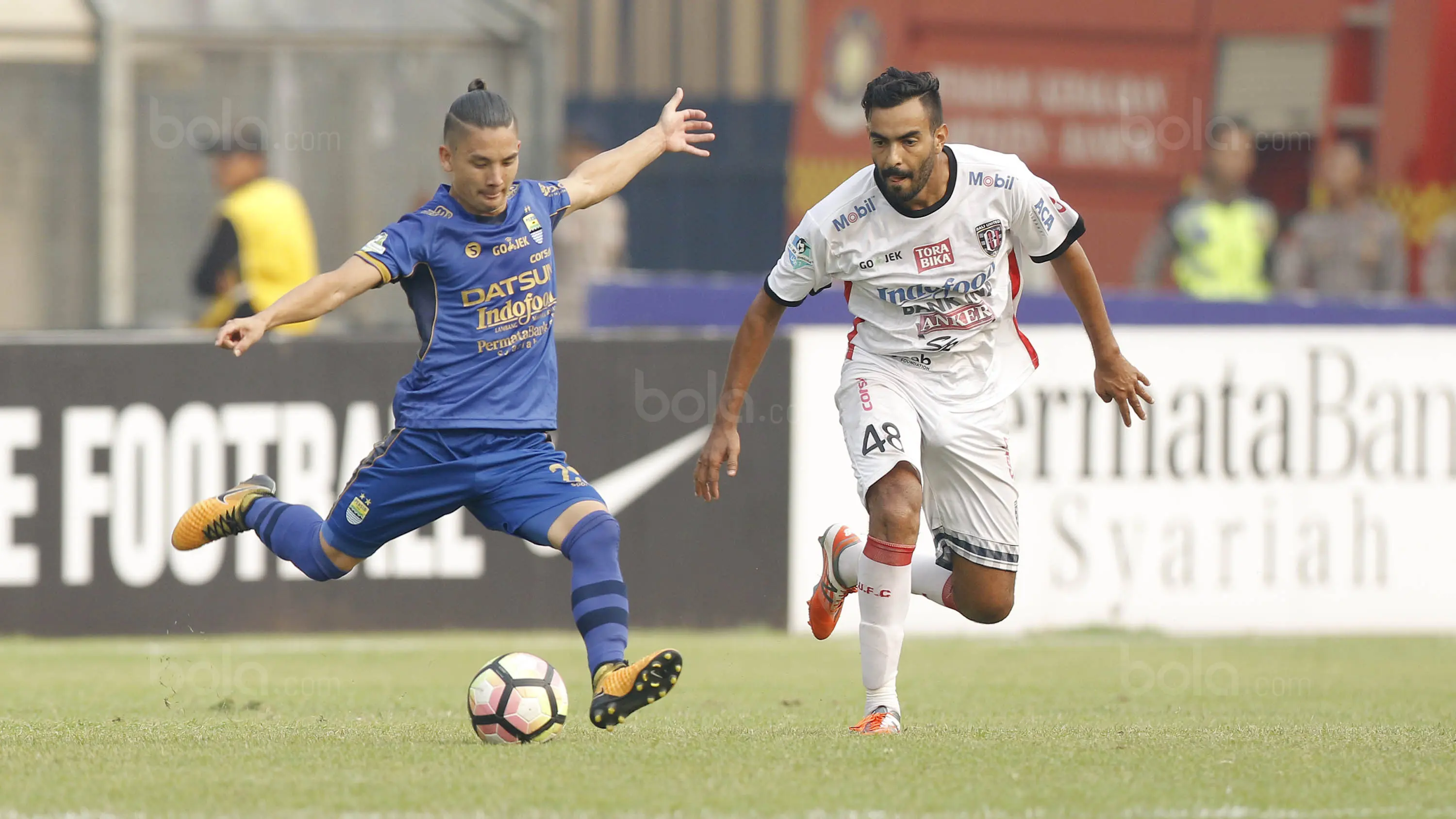 Kim Kurniawan beraksi bersama Persib Bandung di Liga 1 2017. (Bola.com/M Iqbal Ichsan)