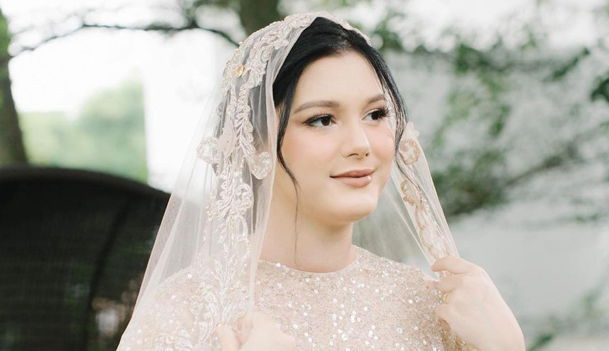 Melalui jepretan kamera JNB Photography, adik ipar Irish Bella ini tampil menawan dengan dress full payet yang dikenakannya. Yasmine juga merias wajahnya dengan makeup bernuansa cokelat dan nude. Ia juga melengkapi penampilannya dengan mengenakan penutup kepala. (Liputan6.com/IG/@jnbphotographyofficial)