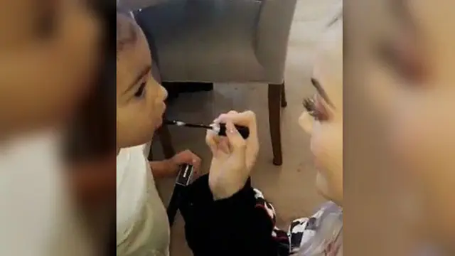 North West dan tante-tantenya saat menggunakan makeup (Snapchat/Kaylie Jenner)