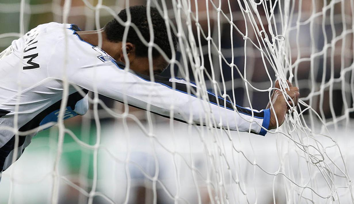 Penyerang Newcastle, Georginio Wijnaldum, mengoyok jaring gawang saat melawan Manchester United pada laga Liga Premier Inggris di Stadion St James Park, Inggris, Selasa (12/1/2016). Kedua tim bermain imbang. (Reuters/Carl Recine)