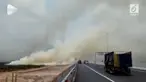Kebakaran lahan kembali terjadi di sisi jalan tol Palembang-Indralaya, membuat jarak pandang pengendara terbatas.