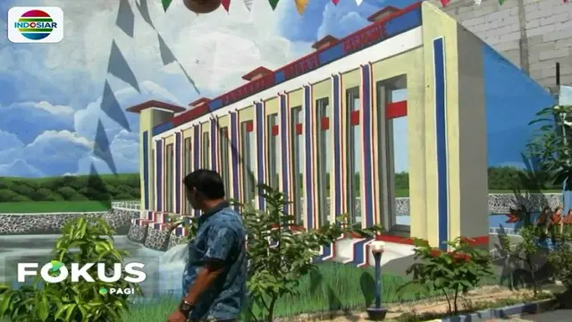 Lukisan mural yang dikerjakan seniman lokal kini menjadi ikon kampung yang berada di tengah Kota Tangerang.