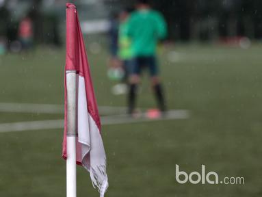 Hujan deras memberi semangat kepada 41 pemain Timnas Indonesia U-19 yang sedang mengikuti seleksi tahap pertama di Lapangan National Youth Training Center, Depok, Rabu (1/3/2017). (Bola.com/Nicklas Hanoatubun) 