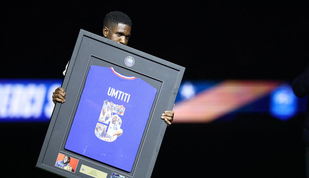 Situasi rumit tersebut rupanya membuat Umtiti frustrasi dan akhirnya memilih untuk gantung sepatu, 15 September 2025 lalu. (AFP/Franck Fife)