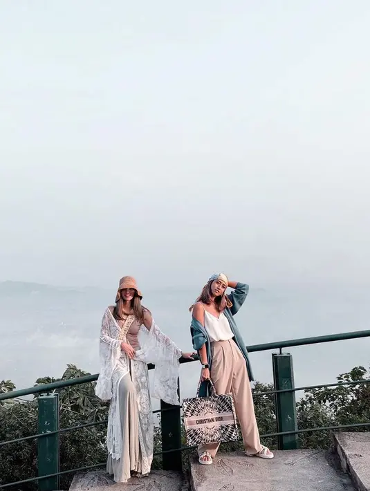 <p>Nia Ramadhani dan sang kakak ipar, Gita Janu berpose sambil menikmati suasana sejuk dan dingin di Borobudur menyegarkan diri dan pikiran. (Instagram/ramadhaniabakrie)</p>