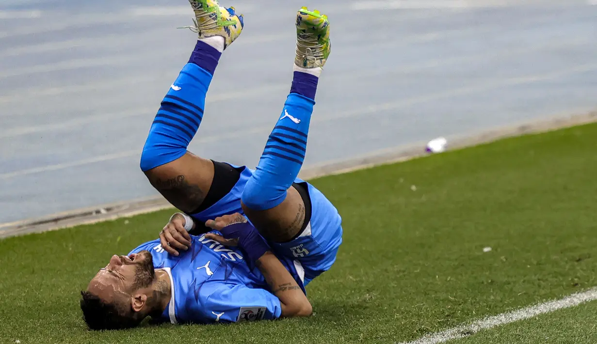 Striker Al Hilal, Neymar terjatuh usai dilanggar pemain PFC Navbahor pada laga Grup D Liga Champions Asia 2023/2024 di King Fahd International Stadium, Riyadh, Selasa (19/9/2023) dini hari WIB. (AFP/Fayez Nureldine)