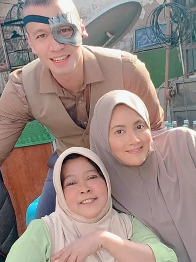 Jalani Syuting Film, 6 Potret Suti Karno Pakai Jilbab Ini Bikin Pangling