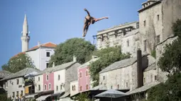 Aksi memikat ala Kyle Mitrione atlet loncat indah dari AS pada ajang Red Bull Cliff Diving World Series di Mostar, Bosnia and Herzegovina, (23/9/2016).  (AFP/RED BULL/Romina Amato)
