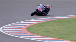 Pembalap Movistar Yamaha, Maverick Vinales memacu motornya selama balapan MotoGP Argentina di Sirkuit Termas de Rio Hondo, Minggu (9/4). Finis di urutan pertama membuat Vinales meraih dua kemenangan di MotoGP musim 2017. (AP Photo/Natacha Pisarenko)